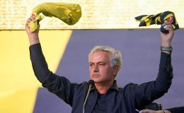 Mourinho’nun imza töreninde ilginç anlar! Fenerbahçe taraftarı ‘SIU’ çektirdi