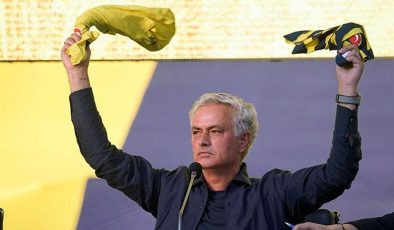 Mourinho’nun imza töreninde ilginç anlar! Fenerbahçe taraftarı ‘SIU’ çektirdi