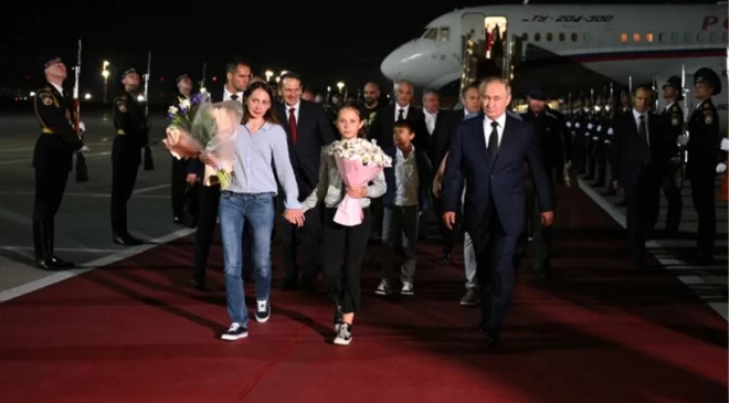 Putin, MİT’in tarihi takas operasyonuyla Rusya’ya dönenleri havalimanında karşıladı