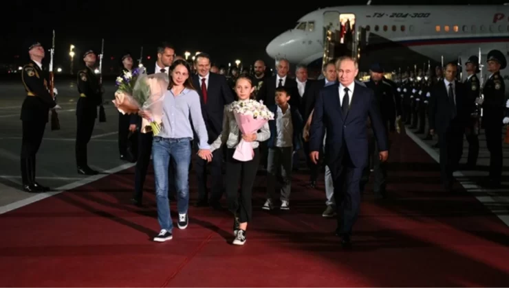 Putin, MİT’in tarihi takas operasyonuyla Rusya’ya dönenleri havalimanında karşıladı