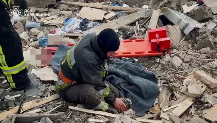 Ukrayna’da kendi evine düşen füze saldırısına müdahaleye çağrılan itfaiyecinin, eşinin cansız bedeni üzerinde ağladığı an yürek parçaladı