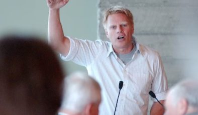 Ünlü iş insanı fuhuş ağı yönetmekten gözaltına alındı