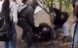 Görücü usulü evlenmeyi kabul etmeyen kızlarını sokak ortasında boğmaya çalıştılar