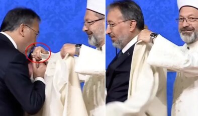 Ali Erbaş helallik istedi, Diyanet’in yeni başkanı Safi Arpaguş elini öptü