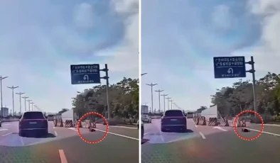 Yüreklerin ağızlara geldiği an! Küçük çocuk emekleyerek otobana çıktı